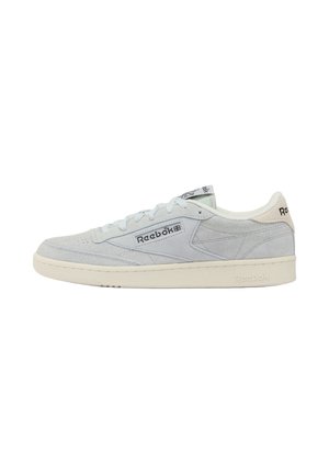 Zapatilla Reebok de ante gris claro con suela blanca, cierre de cordones y logo de la marca en el lateral, la lengüeta y el talón.
