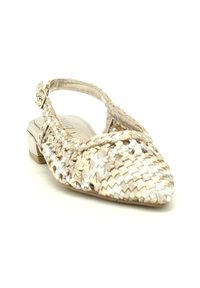 Scarpe slingback intrecciate in beige e argento, con punta affusolata e tacco basso. Superficie testurizzata con motivo di materiale intrecciato.