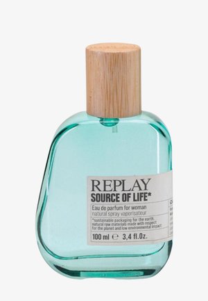 Perfume Replay Source of Life, 100 ml; botella de vidrio turquesa con forma redondeada y tapa de madera, con una etiqueta que detalla la información del producto.