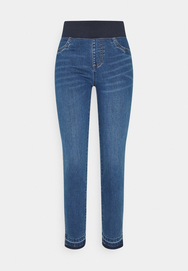 Jean slim bleu de maternité avec une ceinture noire extensible et des poches avant inclinées, conçu pour le confort et le style.