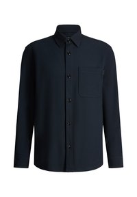 Ciemnogranatowa koszula z długim rękawem, zapinana na guziki, z ostrym kołnierzykiem i pojedynczą kieszenią na piersi po lewej stronie.