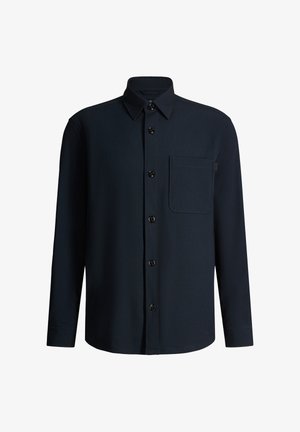 Dunkelblaue, langärmelige Hemdjacke mit Kragen und einer einzelnen Brusttasche auf der linken Seite.