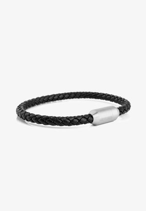Bracelet en cuir noir tressé avec fermoir magnétique cylindrique argenté gravé de texte sur fond blanc.