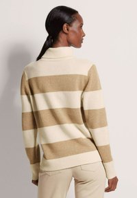 Beiger und cremefarbener gestreifter Pullover mit hohem Kragen, aus weichem Strickstoff, mit strukturiertem Muster und gerippten Bündchen und Saum.