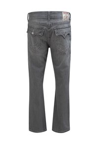 Jeans de mezclilla gris con corte recto, que presentan bolsillos traseros de parche, costuras decorativas y una etiqueta de marca de cuero en la cintura.