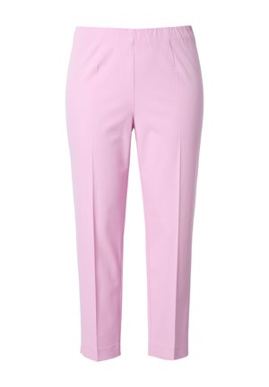 Hellrosa maßgeschneiderte, schmal geschnittene Hose mit mittelhohem Bund und Bügelfalten vorne, knöchellang mit kleinen seitlichen Schlitzen am Saum.