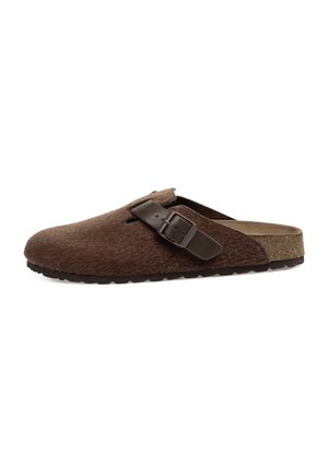 Zapato tipo zueco marrón sin cordones con parte superior texturizada, correa oscura con hebilla, plantilla de corcho y suela de goma negra, mostrado en vista lateral sobre fondo blanco.