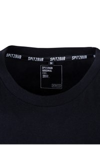 Schwarzes Baumwoll-T-Shirt mit Rundhalsausschnitt; mit einem Etikett, auf dem "SPITZBUB ORIGINAL EST. 2017." und die Größe "M." steht. Glatte Textur.