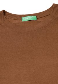 Brauner, gestrickter Pullover mit geripptem Rundhalsausschnitt und strukturiertem Stoff. Mit einem grünen Etikett, auf dem "United Colors of Benetton" steht.