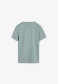 Camiseta de manga corta azul claro con escote redondo. Tejido de algodón suave, sin patrones o acentos visibles, y un corte holgado.