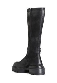 Bota de cuero negro hasta la rodilla con cremallera lateral, tacón grueso y acabado texturizado. Presenta una punta redondeada y una pestaña trasera para facilitar el uso.