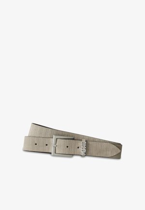 Cinturón de cuero beige claro con textura, hebilla rectangular plateada y logo metálico de la marca cerca de los orificios de ajuste.