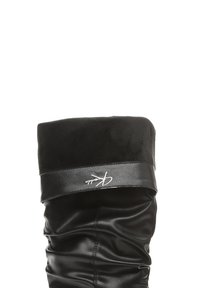 Bottes hautes noires en cuir K. Jacques K. High, montant jusqu'à la cuisse, avec un revers en daim noir doux et une large bande en cuir noir ornée du logo.