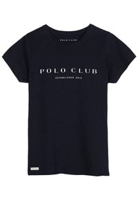 Námořnická modrá bavlněná tričko s krátkým rukávem, s bílým potiskem "POLO CLUB" a textem "ZALOŽENO 2012" níže. Jednoduchý design.