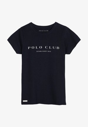 Námořnická modrá bavlněná tričko s krátkým rukávem, s bílým potiskem "POLO CLUB" a textem "ZALOŽENO 2012" níže. Jednoduchý design.