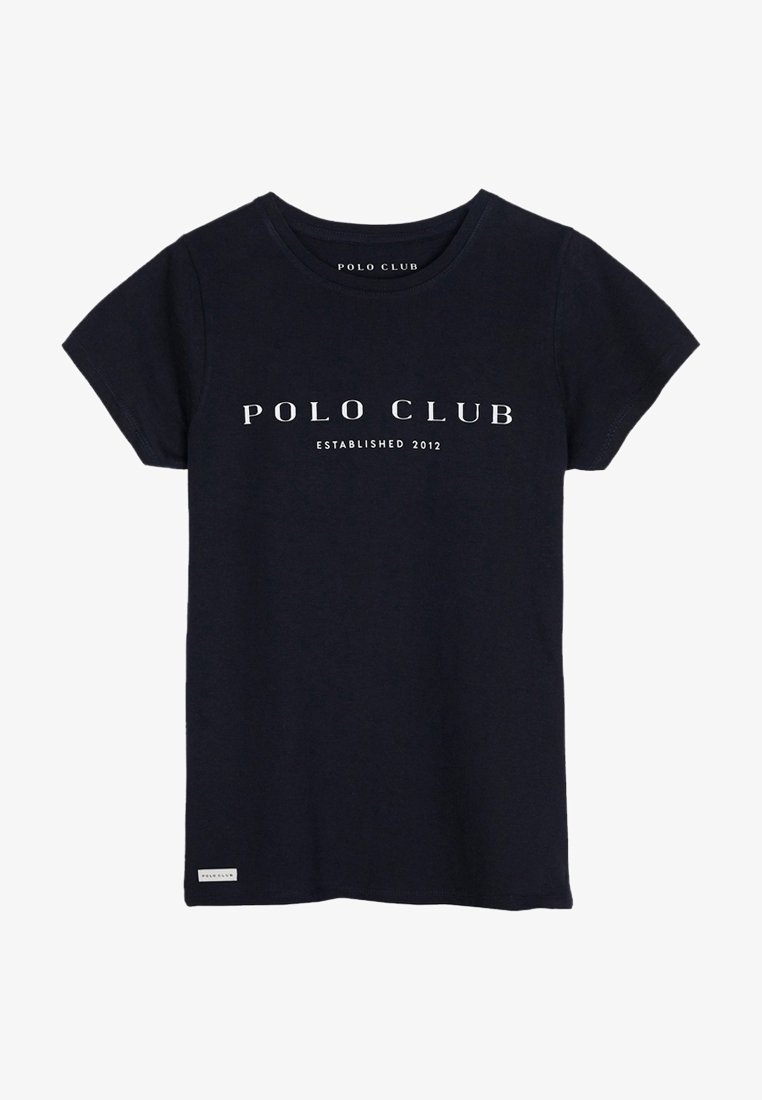 Námořnická modrá bavlněná tričko s krátkým rukávem, s bílým potiskem "POLO CLUB" a textem "ZALOŽENO 2012" níže. Jednoduchý design.
