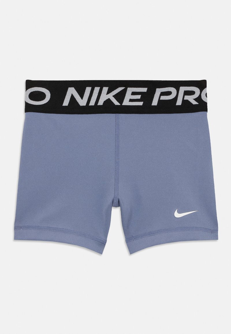 Nike Pro lühikesed püksid helesinises värvitoonis musta elastse vööga, millel on valge tekst "NIKE PRO". Valmistatud venivast kangast, et saavutada sobiv disain.