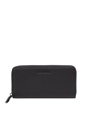 Cartera de cuero negra con cremallera alrededor, con nombre de la marca en relieve en la parte delantera y tira de cuero en la cremallera.