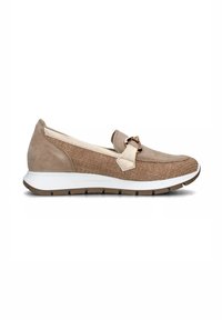 Scarpa slip-on marrone con tomaia in suede e tessuto intrecciato, caratterizzata da un accento metallico decorativo e una suola in gomma bianca.