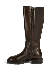 Botte en cuir marron jusqu'au genou avec une finition lisse, fermeture éclair latérale, panneau élastique et un talon carré bas. Accents texturés sur la tige supérieure.