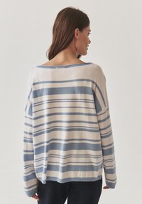 Maglione a righe in tessuto morbido, con righe orizzontali blu e crema, scollatura ampia, vestibilità morbida e maniche lunghe.