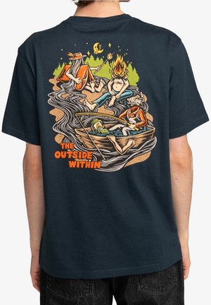 Trois personnages de dessin animé font du camping et pêchent au bord d'une rivière, dont l'un a une tête enflammée, avec le texte "The Outside Within" sur un t-shirt sombre.