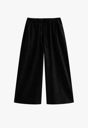Pantalones anchos negros con cintura elástica y cordón ajustable, dos bolsillos laterales y un corte suelto y corto.