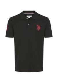 Polo noir US Polo Assn. avec col, patte de boutonnage à deux boutons, et logo joueur de polo brodé en rouge sur la poitrine et la manche.