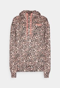 Sweat à capuche avec motif abstrait rose, noir et blanc, cordons roses et logo "BOSS" sur la poitrine gauche.