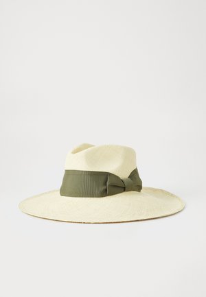 Cappello di paglia a tesa larga in beige naturale con un nastro in tessuto verde scuro, dotato di un dettaglio a fiocco sul retro. Intreccio di paglia testurizzata.