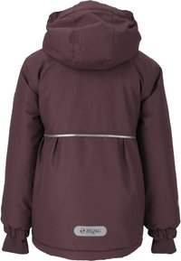 Bordeauxkleurige jas met een capuchon, elastische manchetten en reflecterende accenten op de taille. Gladde, waterdichte stof met een ontspannen pasvorm.