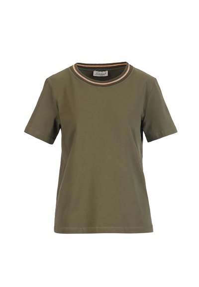 T-shirt à manches courtes vert olive avec encolure ronde ornée d'un bord rayé beige et marron.