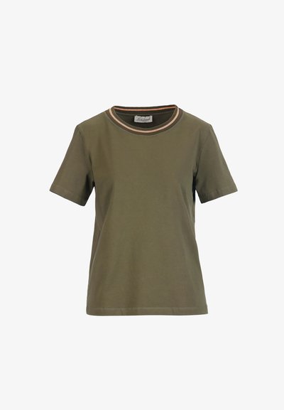 T-shirt à manches courtes vert olive avec encolure ronde ornée d'un bord rayé beige et marron.