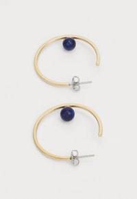 Orecchini a cerchio in oro, con una brillante perla di lapislazzuli blu, dotati di un sicuro fermo in argento e chiusura a farfallina, che mettono in risalto un design circolare elegante.