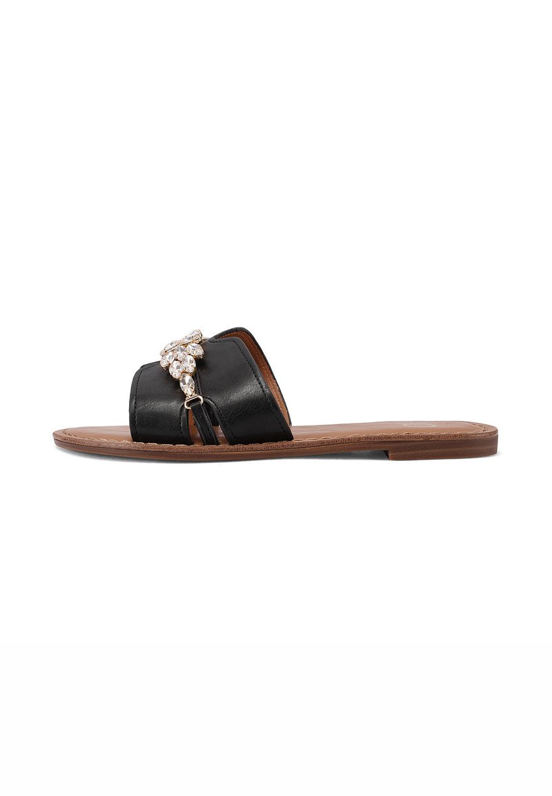 Sandalo scivoloso in pelle nera con due fasce e dettaglio di gioiello. Suola piatta con finitura in legno naturale e elementi di design minimalista.