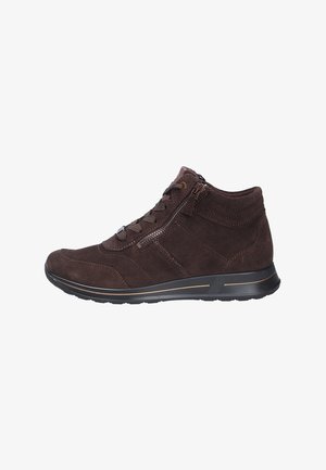 Sneaker mid-top in camoscio marrone con chiusura frontale con lacci, cerniera laterale e suola in gomma nera con dettaglio a strisce marrone chiaro.