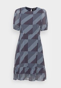 Sininen ja tummansininen mekko puffihaitoilla, levitetty helma ja geometrinen kuvio, jossa on punaisia yksityiskohtia ja valkoisia kukkakoristeita.