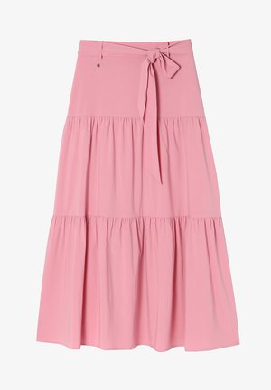 Vaaleanpunainen kerroksellinen midi-hame, jossa on kerättyjä saumoja ja sidottu vyövaljaalla, vaaleanvalkoista taustaa vasten.