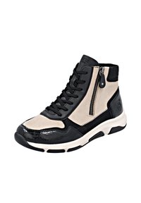 Baskets montantes en suède noir et beige avec un bout brillant en cuir verni noir, dotées de lacets et d'une fermeture éclair sur le côté. Semelle en caoutchouc avec des accents texturés.