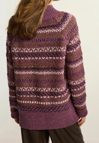 Pull en maille violet profond avec des motifs géométriques multicolores. Présente un col montant et des poignets ainsi qu'un ourlet côtelés. Tissu doux et texturé.