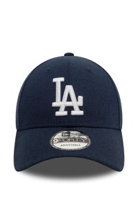 Gorra de béisbol de color azul marino hecha de tela con el logotipo blanco "LA" bordado en la parte frontal. Presenta una visera curva y una correa ajustable en la parte posterior.