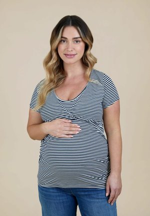 Kék-fehér csíkos kismama felső, rövid ujjú, mellrésznél testhezálló, oldalán redős részletekkel és lágy tapintású anyagból.