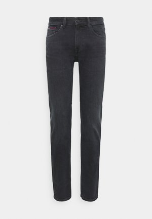 Jeans in denim nero con vestibilità dritta, design a cinque tasche e chiusura con bottone visibile. Presentano accenti di cuciture rosse e blu sottili.