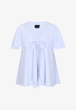 Světle modrá krátká halenka s volným střihem, širokým pláštěm límce a předním detailem s mašlí, volně visící s plynule padnoucím okrajem.