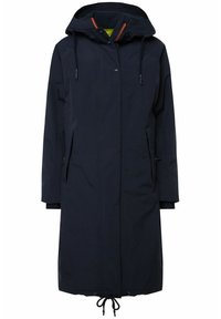 Cappotto impermeabile blu navy con cappuccio, vita regolabile con cordino, tasche con zip e dettagli arancioni a contrasto all'interno.