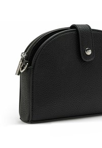Borsa in pelle nera con texture, design arrotondato, chiusura con zip superiore e dettaglio con bottone a pressione. Include particolari in hardware argentato.