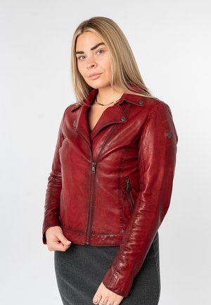 Chaqueta de cuero roja con un ajuste entallado, mangas estrechas, cremallera asimétrica y cuello con broche. Superficie texturizada con hardware mínimo.