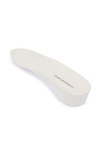 Plantilla blanca con una textura suave, que presenta la marca "LOLA CASADEMUNT" impresa cerca del área de los dedos. Diseño ergonómico y contorneado para mayor comodidad.