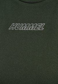 Hummel TOLA - Sports T-shirts - climbing ivy