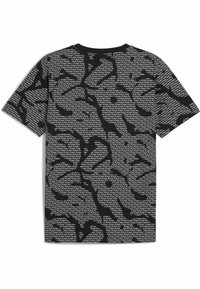 Sort T-shirt med korte ermer, der har et tekstureret mønster af hvid tekst og abstrakte former, med rund hals og afslappet pasform.